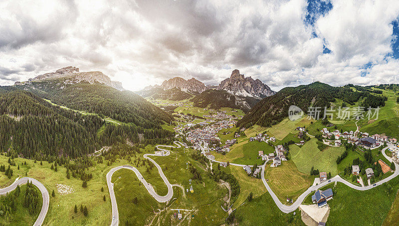 意大利Dolomites山脉的Corvara di Badia